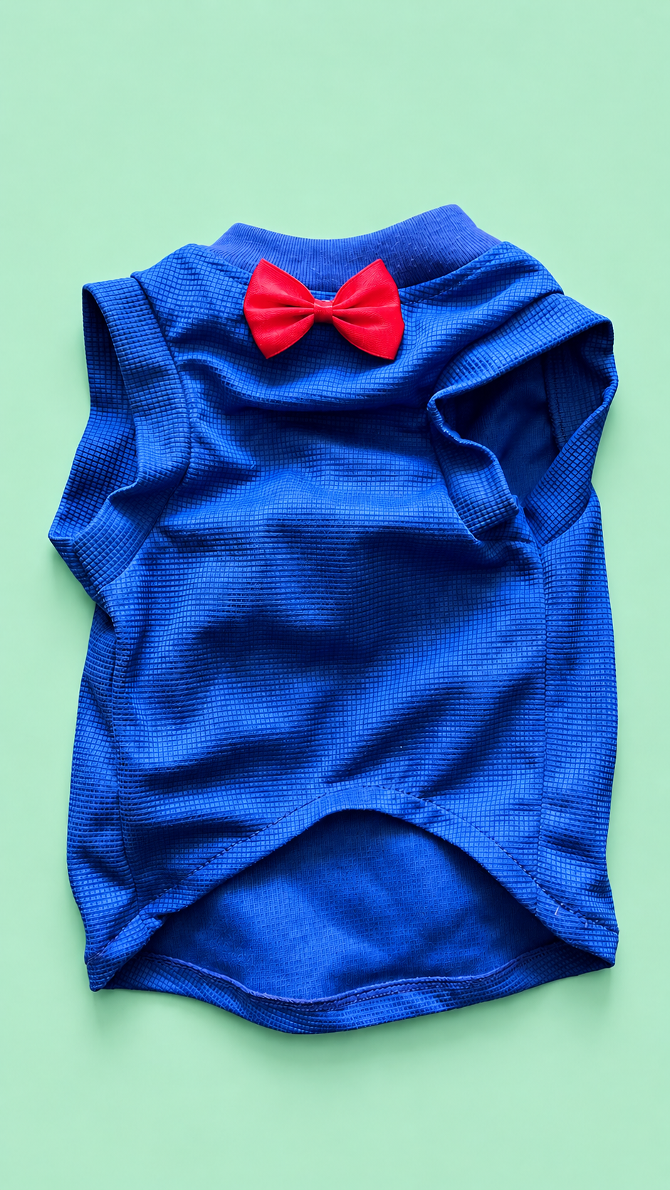 Camiseta azul con corbatín